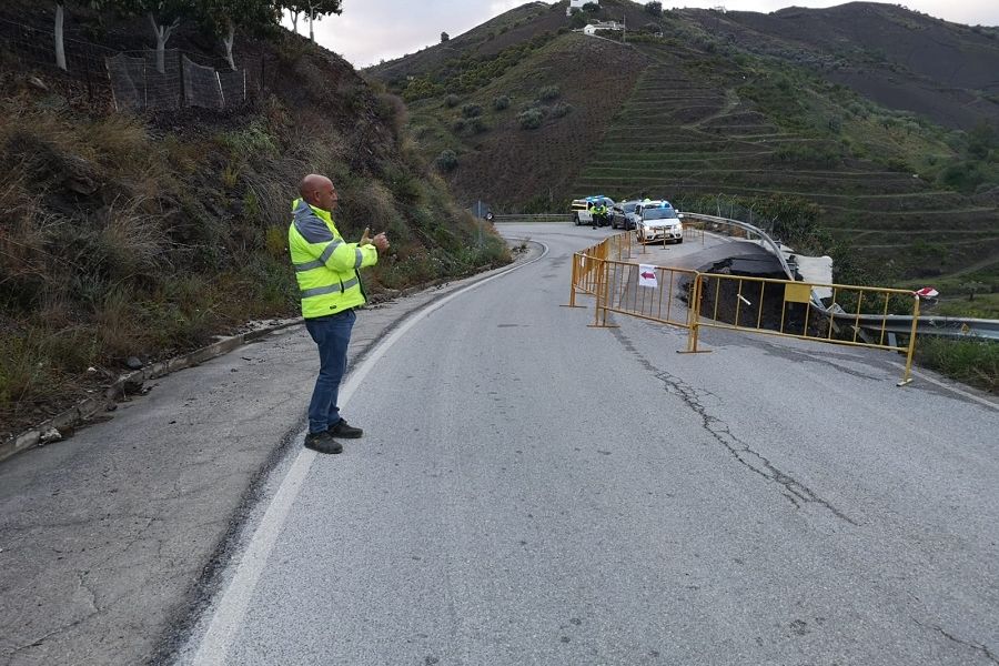 Un desprendimiento obliga a cortar la carretera entre El Borge y Almáchar