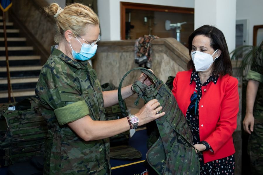 El Ejército dispone ya del nuevo chaleco antifragmentos diseñado para el personal femenino