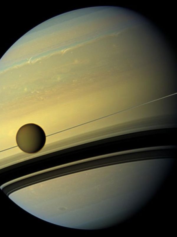 Titán se aleja de Saturno más rápido de lo que se creía