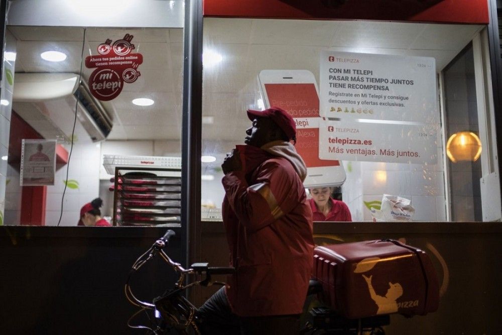 El Supremo confirma la nulidad del proyecto de Telepizza que obliga a los repartidores a aportar su móvil personal para su geolocalización