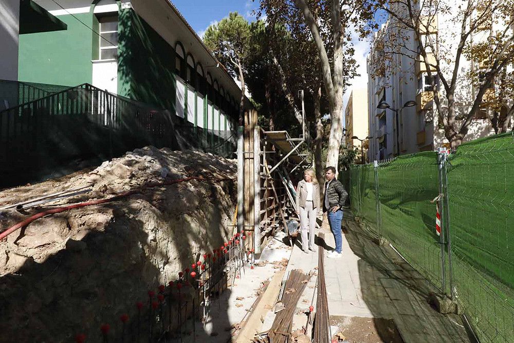 El Ayuntamiento trabaja en la segunda fase del cerramiento del colegio Federico García Lorca en una actuación en la que también acometerá la renovación del sistema eléctrico del centro
