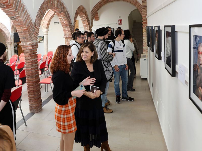 El Ayuntamiento cede el espacio expositivo del Hospital Real de la Misericordia al instituto Guadalpín para dar visibilidad a las fotografías de sus alumnos
