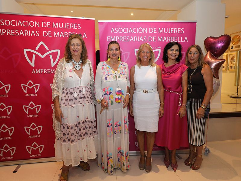 AMPREM entrega el premio Broche de Oro a Sandra García-Sanjuán durante la celebración de su gala anual