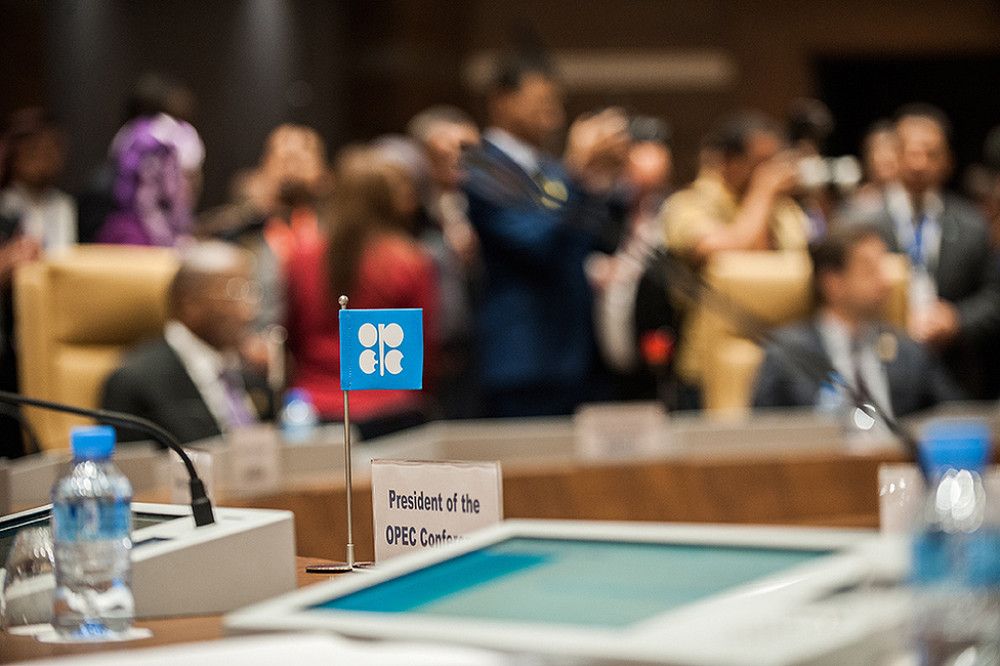 La OPEP+ recorta aún más la producción de petróleo en medio de la caída de precios