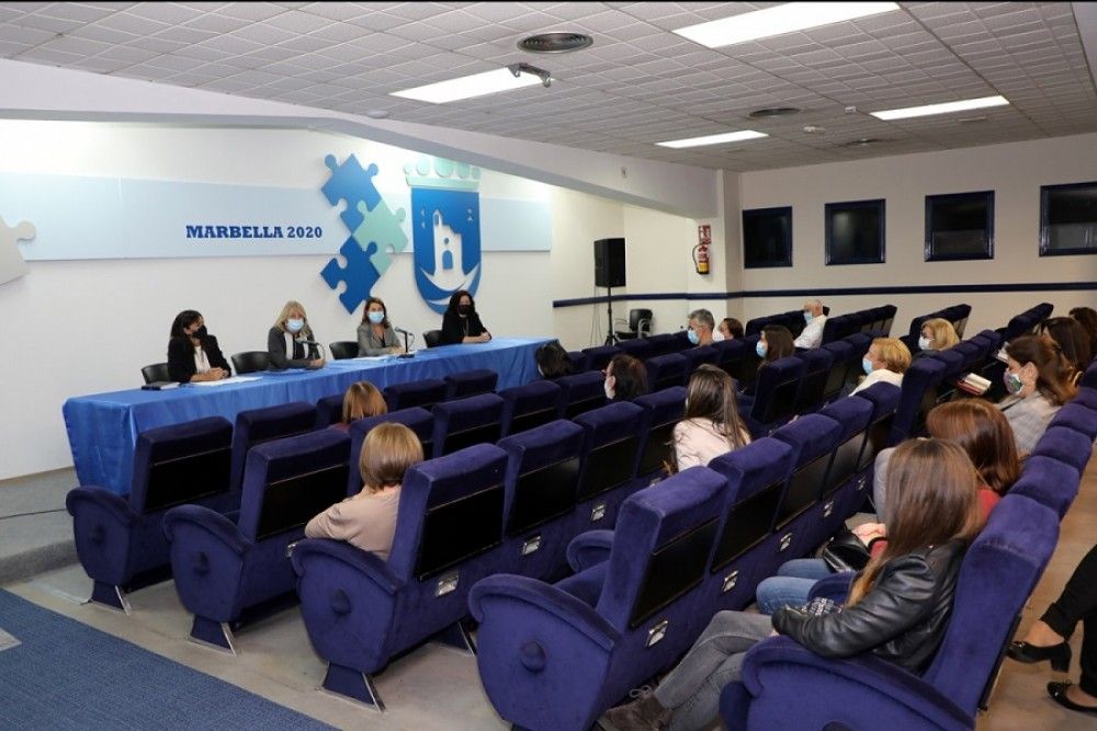 La alcaldesa avanza que los presupuestos de 2021 consolidarán y aumentarán las partidas para el ámbito social