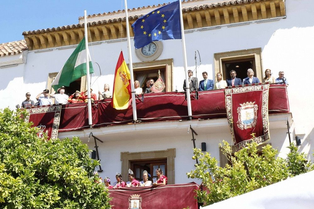 La colocación del Pendón de la ciudad y la izada de banderas en el balcón del Ayuntamiento marcan la jornada previa al Día Grande de Marbella en honor a San Bernabé