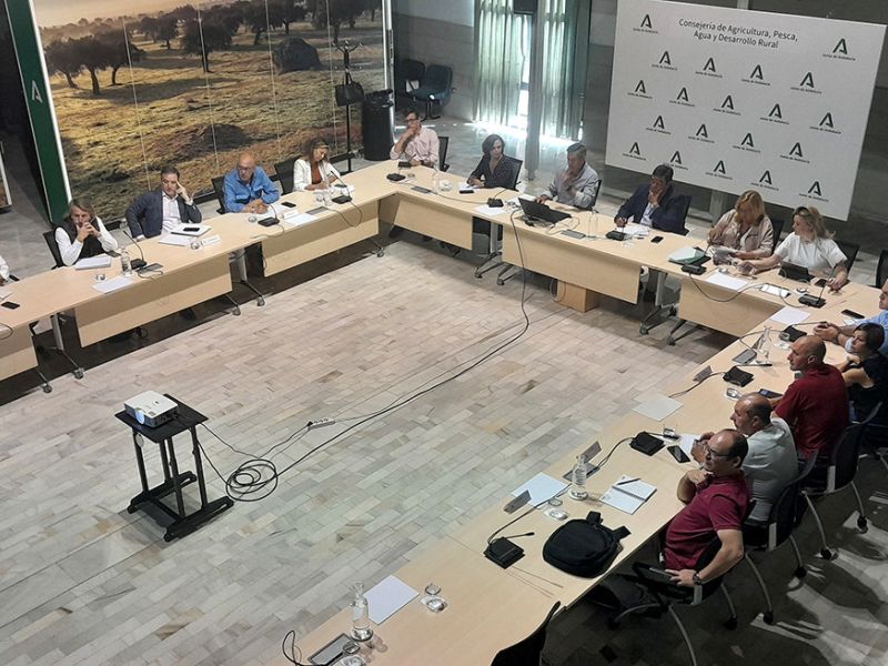 Junta y sector lácteo andaluz acuerdan pedir al Estado mejores controles de la Ley de la Cadena Alimentaria