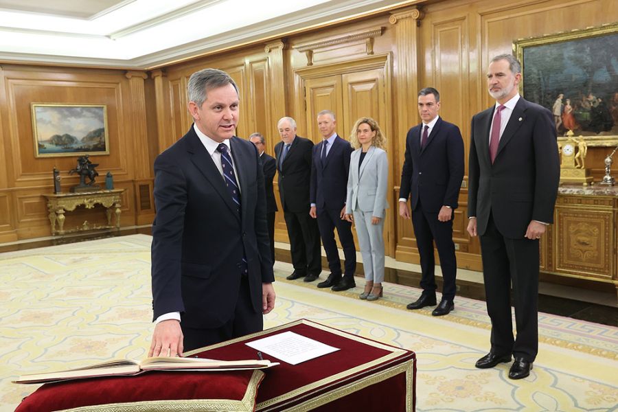 Prometen sus cargos ante el rey los nuevos ministros de Industria y de Sanidad