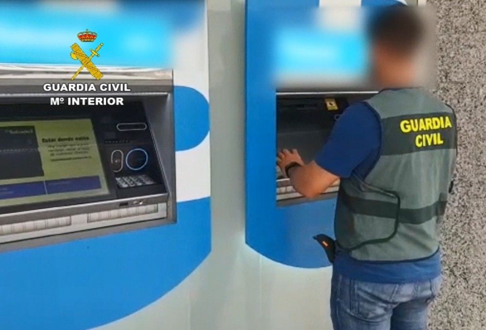 Cinco detenidos por estafar más de 60.000 euros en cajeros a personas mayores