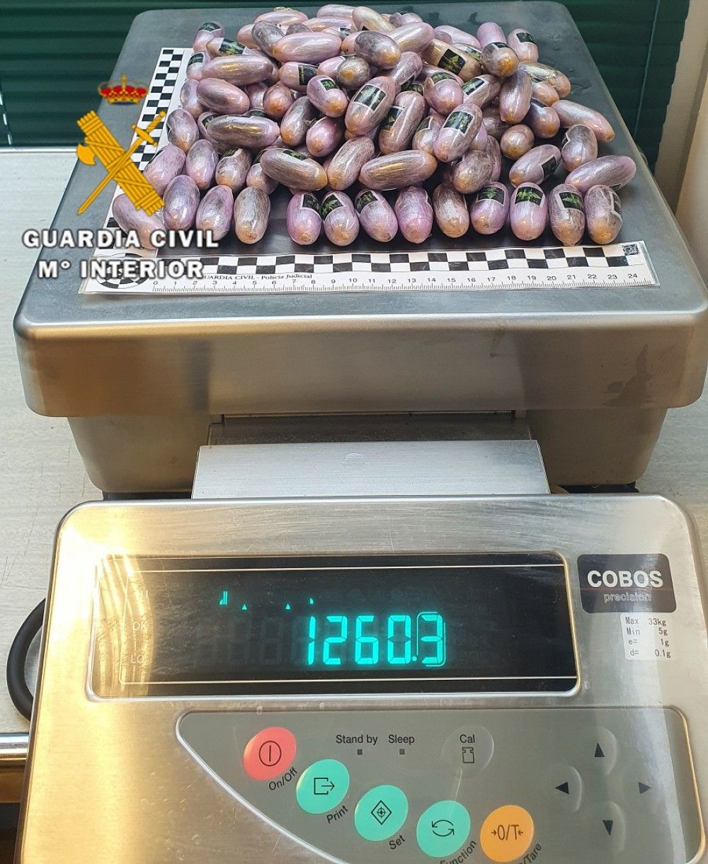 La Guardia Civil detiene en el aeropuerto de Málaga a una persona que portaba en el interior de su cuerpo 120 bellotas de hachís
