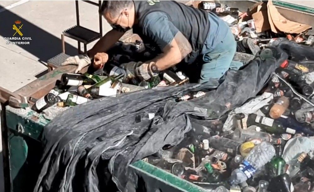 Rescatado en el puerto de Melilla un migrante enterrado dentro de un saco que contenía cenizas volantes tóxicas procedentes de la incineradora