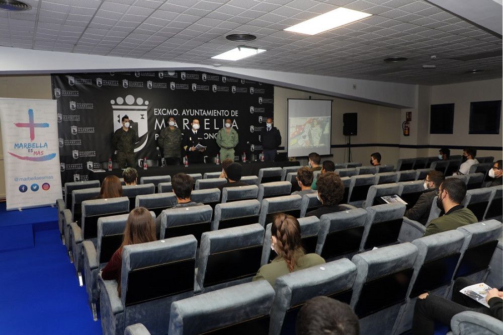 El ciclo de orientación laboral organizado por la asociación Marbella es Más ha celebrado una charla sobre las Fuerzas Armadas