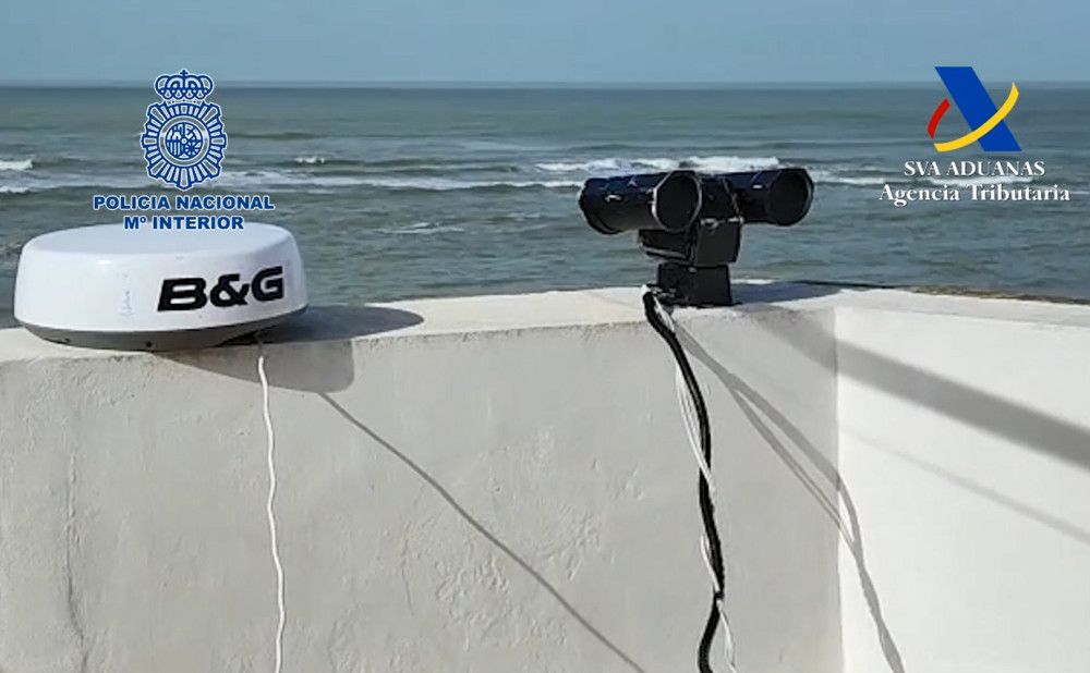 Desmantelados un radar operativo funcional y una cámara térmica usados para el control de buques y aeronaves de los servicios policiales