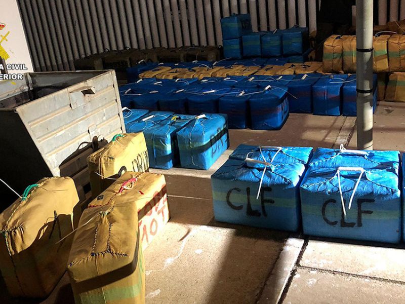 La Guardia Civil incauta más de cuatro toneladas de hachís en una angulera varada en el río Guadalquivir