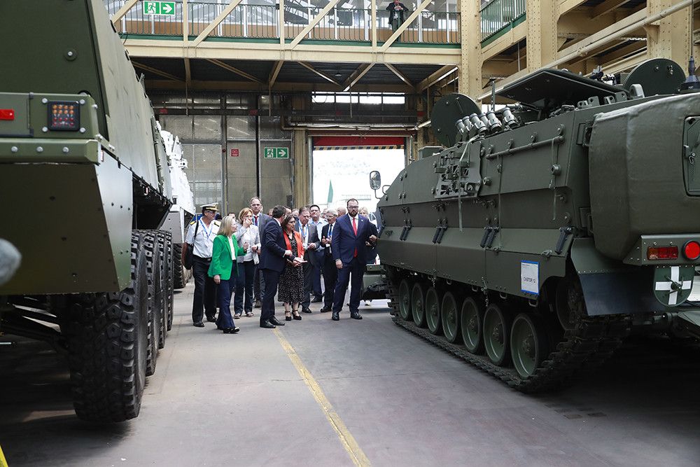 La ministra de Defensa conoce los avances de los programas VCR 8x8, Castor’ y Ajax’