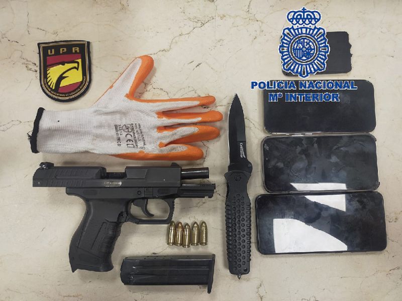 La Policía Nacional interviene una pistola lista para abrir fuego en un control en La Palmilla (Málaga) y detiene al joven que la portaba