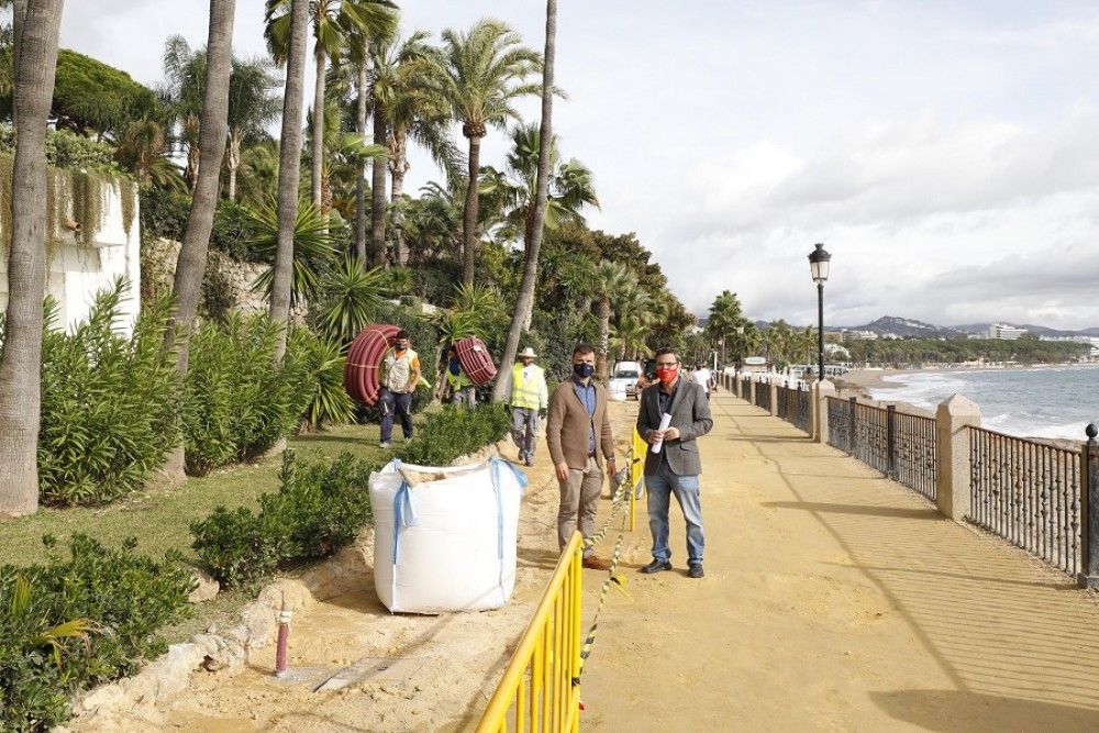 Comienza la instalación de 50 nuevas farolas en 1,5 kilómetros de la zona de albero del Paseo Marítimo