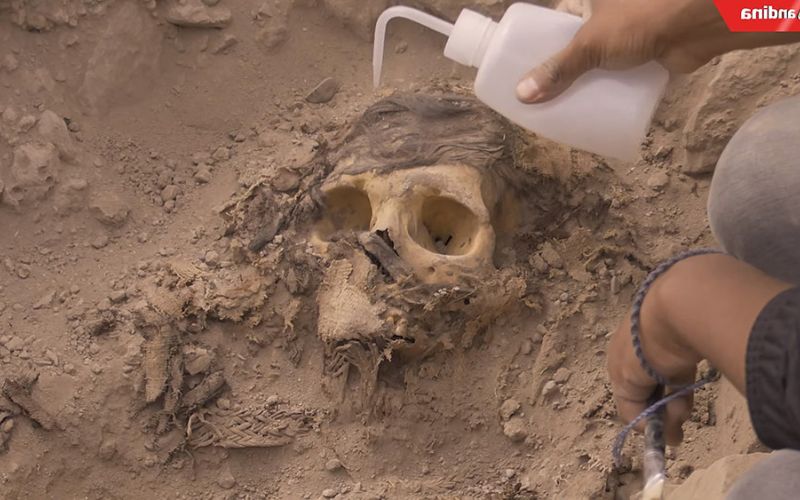 Descubren en Perú una momia prehispánica de 3.000 años bajo 8 toneladas de basura