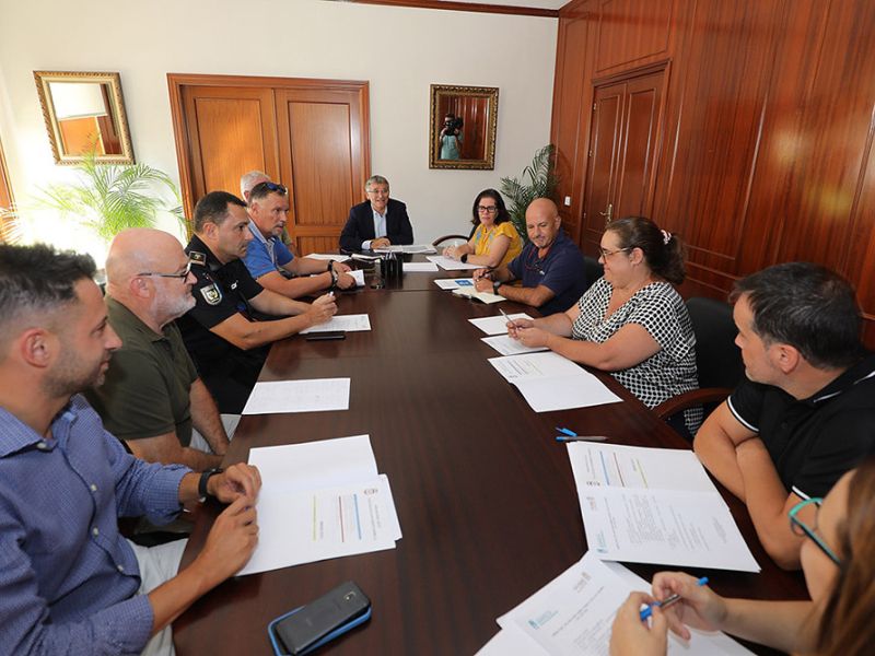 La Tenencia mantiene un encuentro con la comunidad educativa de San Pedro Alcántara para abordar cuestiones de interés en el inicio del curso escolar