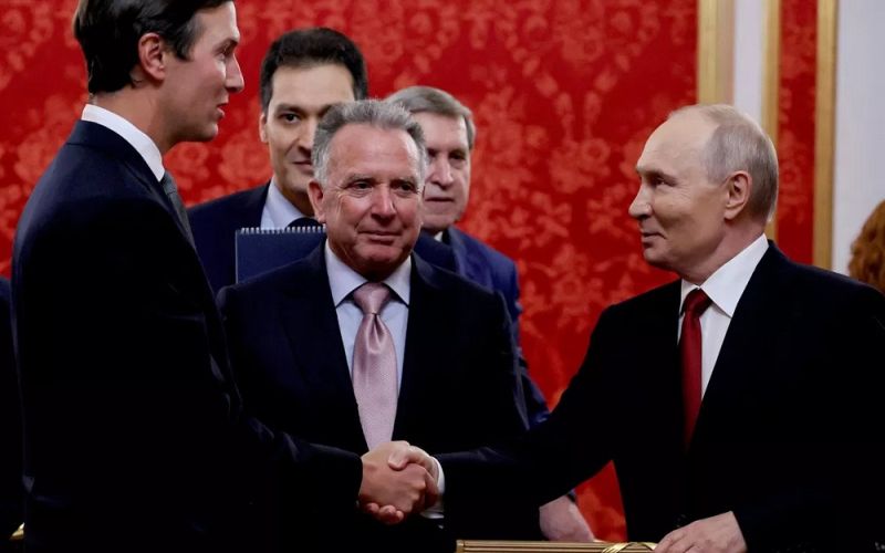 Los enviados de Trump llegan a Kiev tras haber mantenido una reunión "constructiva, franca y confidencial" con Putin en Moscú