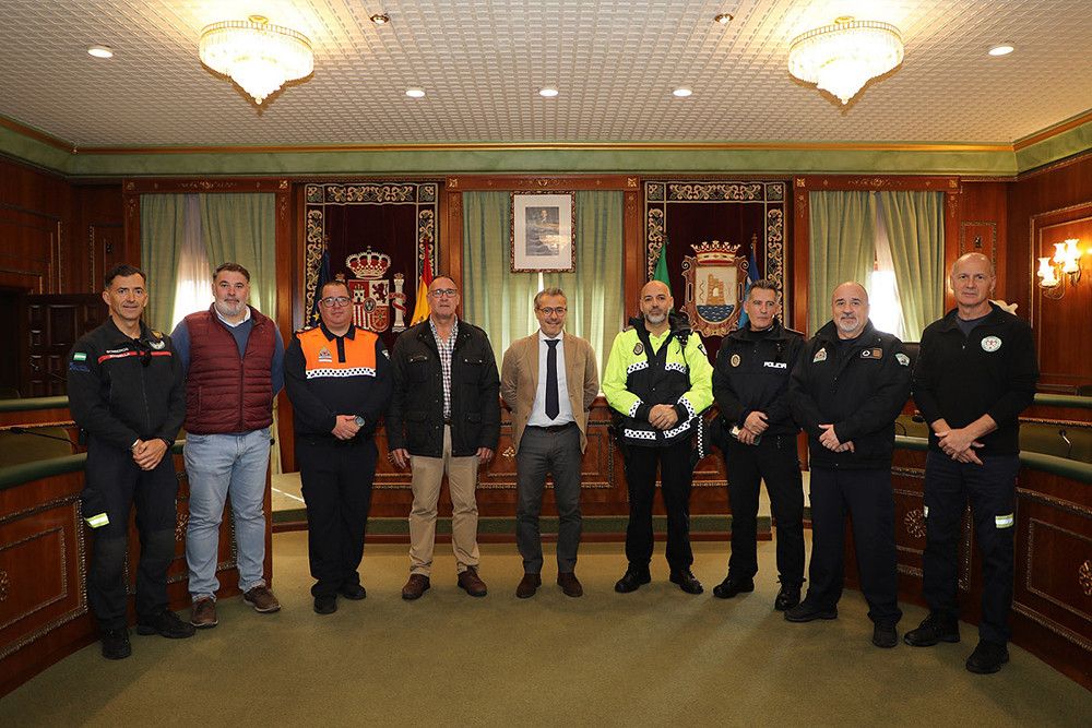 El Ayuntamiento propondrá como merecedores de la Medalla al Mérito de Protección Civil al policía local y al marinero que rescataron a un bañista en la playa de La Venus el pasado domingo