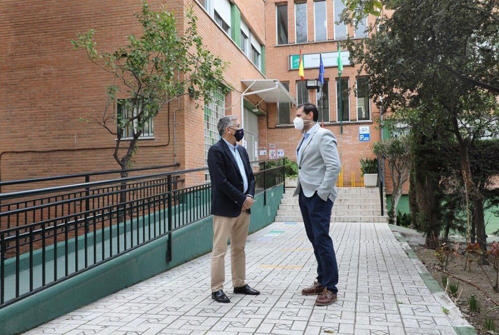 El Ayuntamiento asegura que ha resuelto ya el 70% de las incidencias planteadas por los colegios de San Pedro Alcántara y completará las actuaciones durante la Semana Blanca
