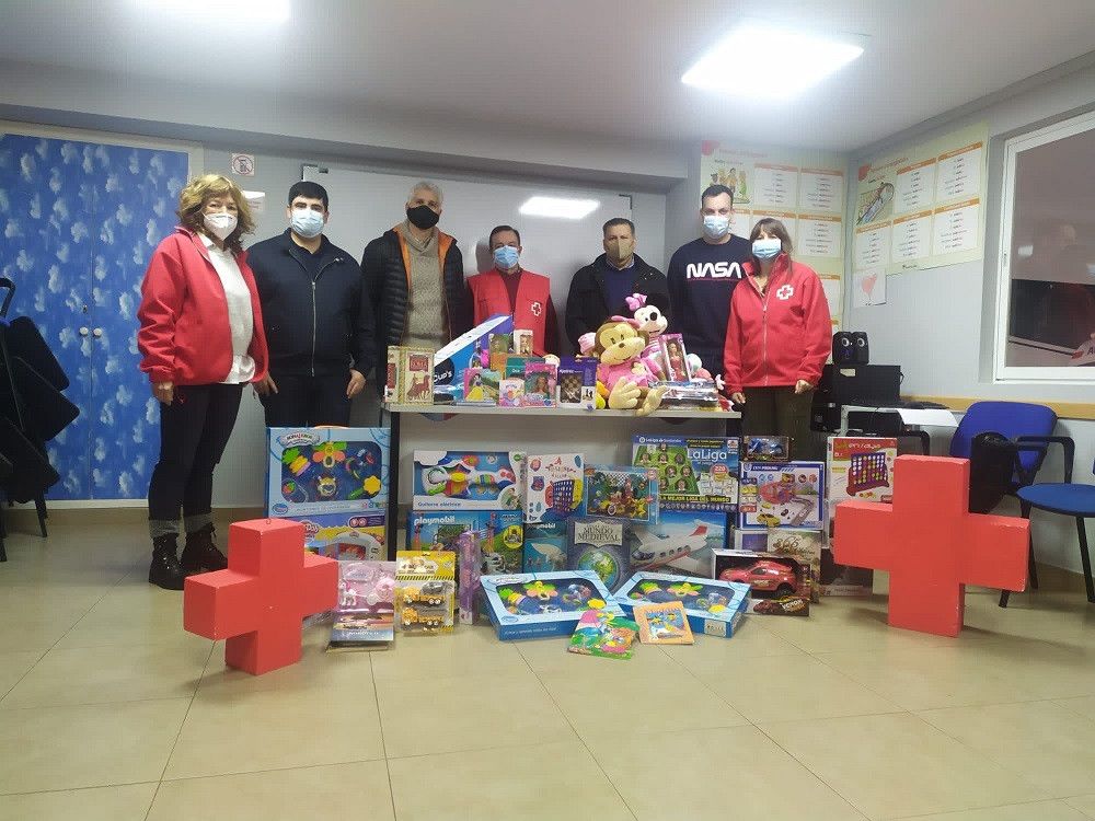 Juventudes Socialistas entrega juguetes a Cruz Roja para repartir en Navidad entre familias con pocos recursos