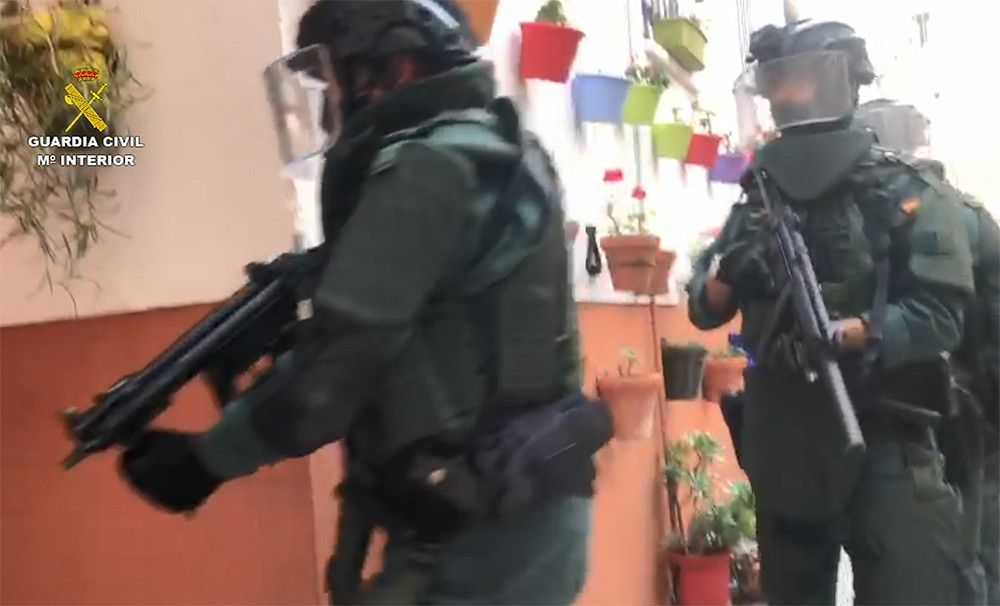 La Guardia Civil desarticula un grupo criminal que adquiría de forma fraudulenta armas para su venta en el mercado negro