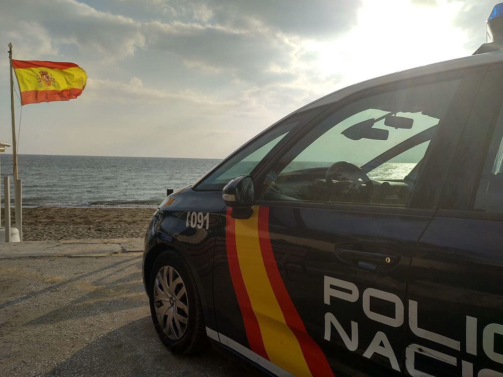 La Policía Nacional detiene en Estepona a dos hombres al frente de una precaria embarcación con cinco inmigrantes irregulares a bordo