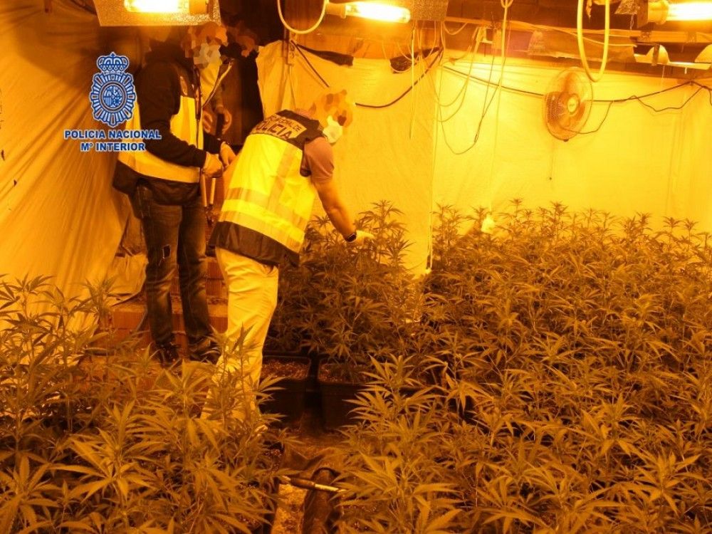 Interceptado en Murcia un vehículo dotado con un sofisticado sistema de imanes para acceder a una "caleta" de droga