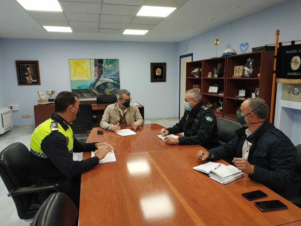 El Ayuntamiento presenta al sector del taxi el nuevo organigrama de la Jefatura de la Policía Local en materia de tráfico y transportes
