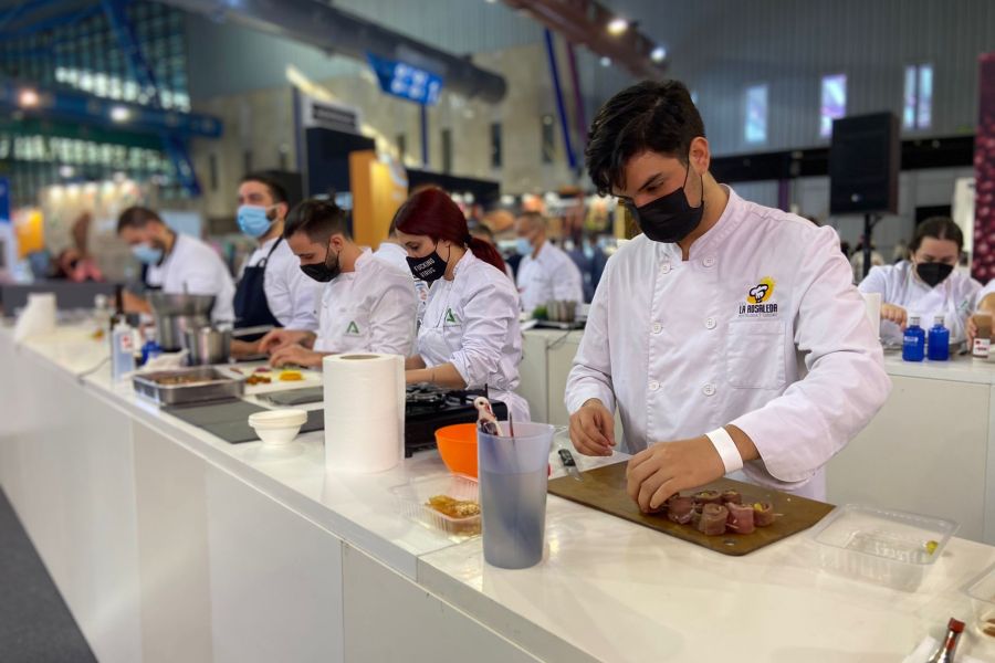 Antonio García y Cristian Ponce, de la escuela de hostelería CESHMA, ganadores del VIII Concurso Joven Chef Sabor a Málaga