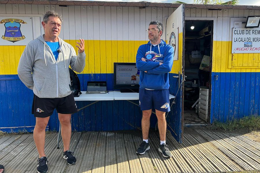 Más de 200 personas disfrutan de la Senda Azul y de la experiencia de remar en jábegas en el litoral malagueño