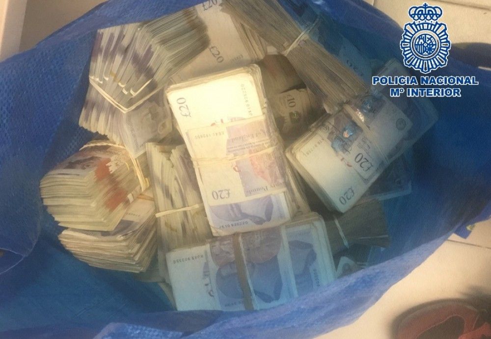 Incautadas en Estepona 200.000 libras esterlinas ocultas en una furgoneta y detenido su conductor que pretendía darse a la fuga