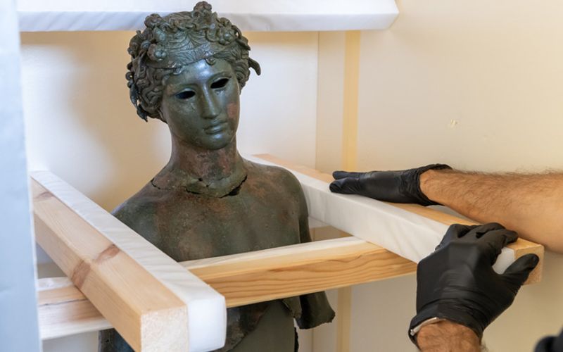 Los efebos de Pedro Abad viajan al Museo Reina Sofía tras su restauración en el IAPH