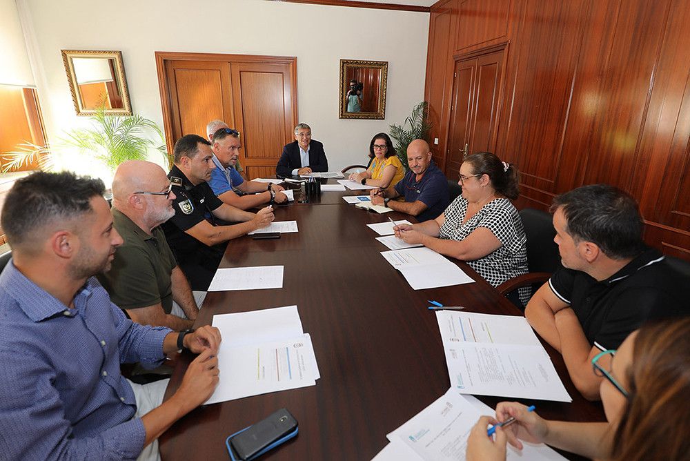 La Tenencia mantiene un encuentro con la comunidad educativa de San Pedro Alcántara para abordar cuestiones de interés en el inicio del curso escolar