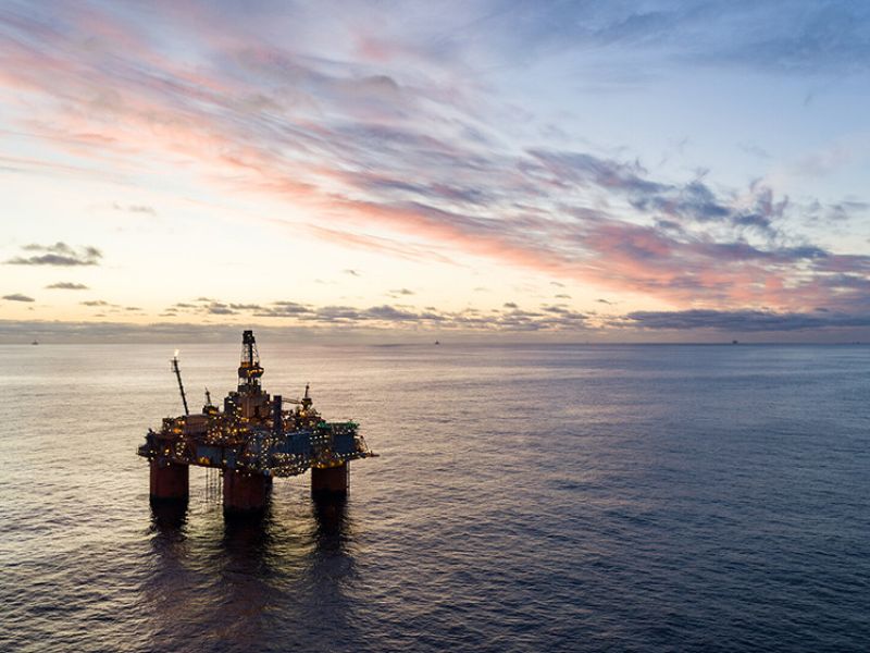 La OPEP ha recortado la producción de petróleo en 2,524 millones de barriles/día más de lo previsto