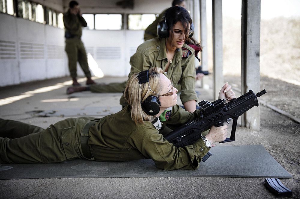 Las soldados israelíes que controlan las cámaras de vigilancia advirtieron sin éxito de la actividad de Hamás antes del atentado del 7 de octubre