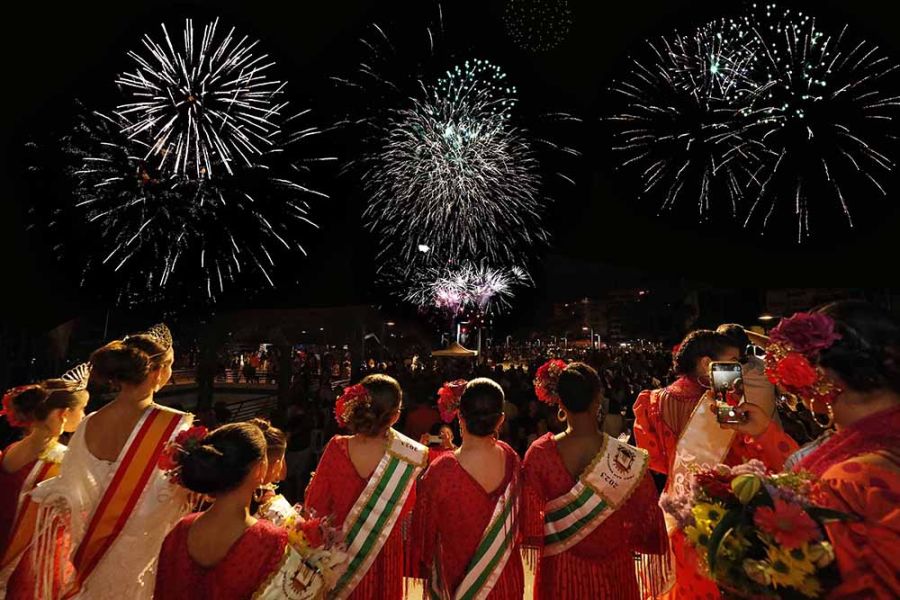 Inaugurada la Feria de Día, que cuenta con una veintena de casetas de distintos colectivos en el paseo de la Alameda y la avenida del Mar