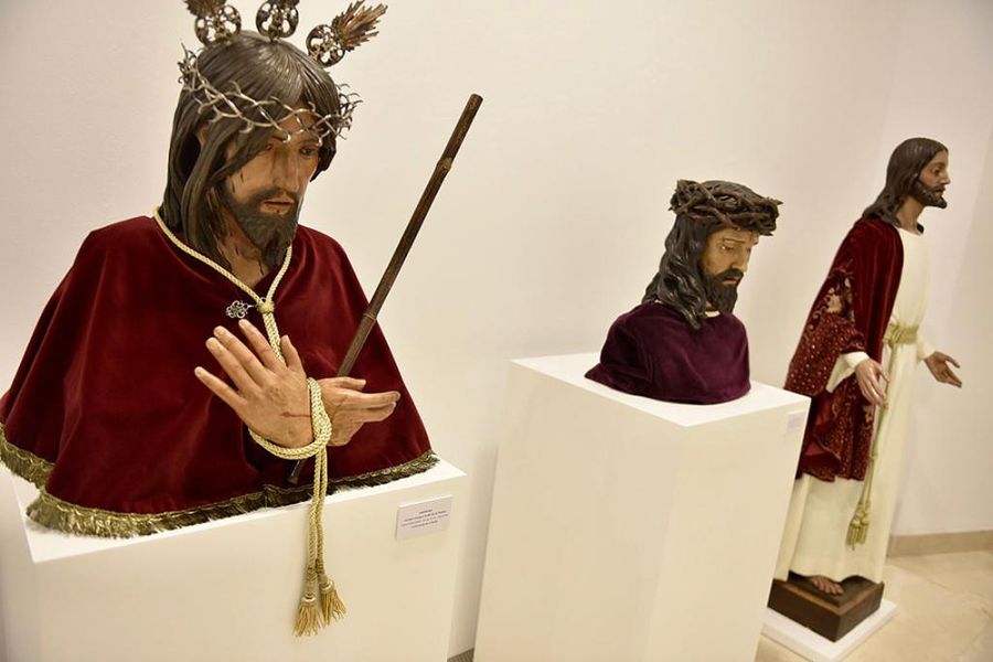 El MAD de Antequera acoge imágenes y pinturas en ‘Gubia y pincel, la pasión en Málaga’