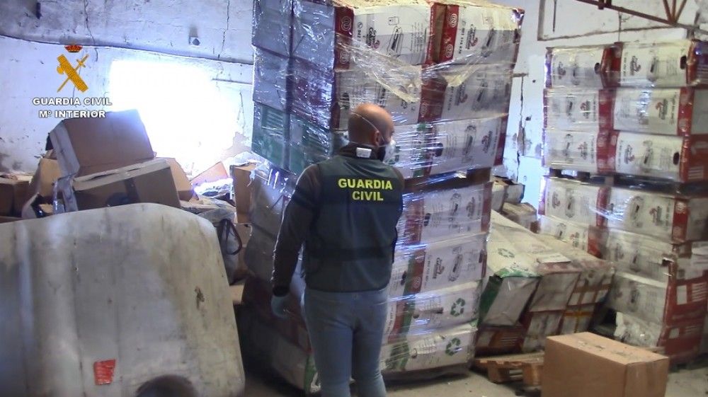 La Guardia Civil encuentra 5.000 toneladas de tóneres de impresión usados en un almacén clandestino de Murcia