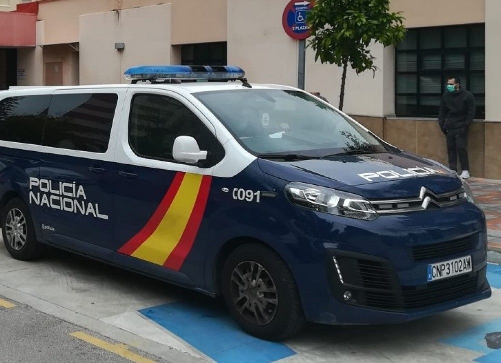 La Policía Nacional detiene en Fuengirola al autor de un robo violento después de perder su documentación cuando huía