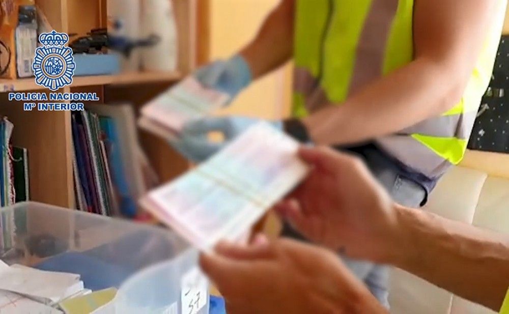 Intervenidos 9.406 componentes de telefonía móvil falsificados y detenidas once personas en el polígono Guadalhorce de Málaga