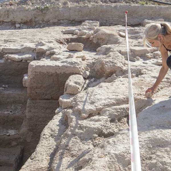 La consejera de Cultura visita los restos de la necrópolis fenicio-púnica de Osuna
