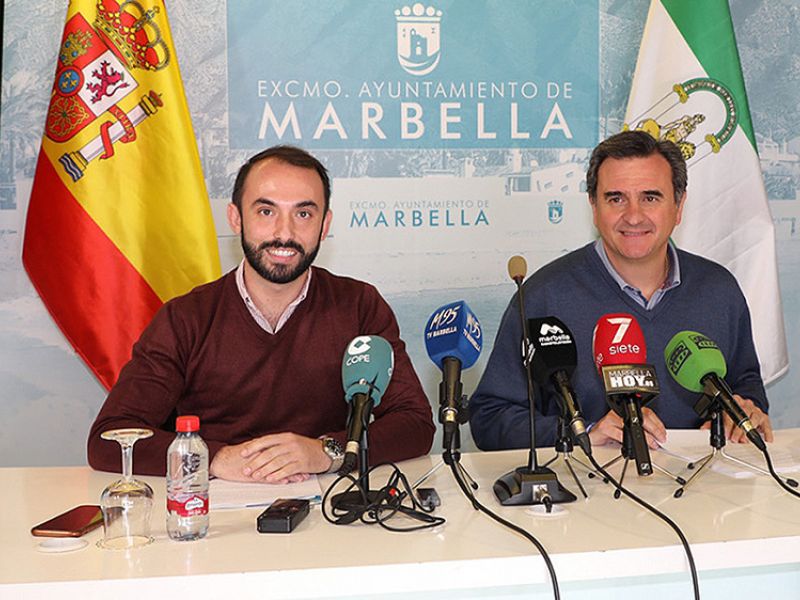 El Ayuntamiento aplicará la reducción estatal del 50% en los bonos de transporte público, pero lamenta que la ayuda del Gobierno central a Marbella, que ofrece este servicio gratuito, solo supone un 1,7% de la inversión municipal