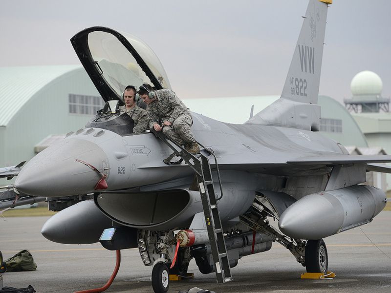 El idioma se convierte en el principal problema para entrenar a los pilotos ucranianos en el manejo de los F-16
