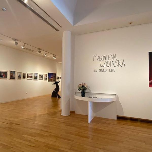 La Diputación y Moments Festival traen al MVA el estreno de In Between Life’, la exposición retrospectiva de la fotógrafa Magdalena Wosinska