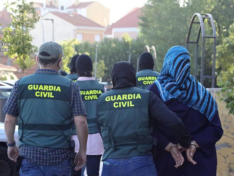 La Guardia Civil detiene en Valladolid a una mujer acusada de mantener una gran actividad en redes sociales en favor de Daesh