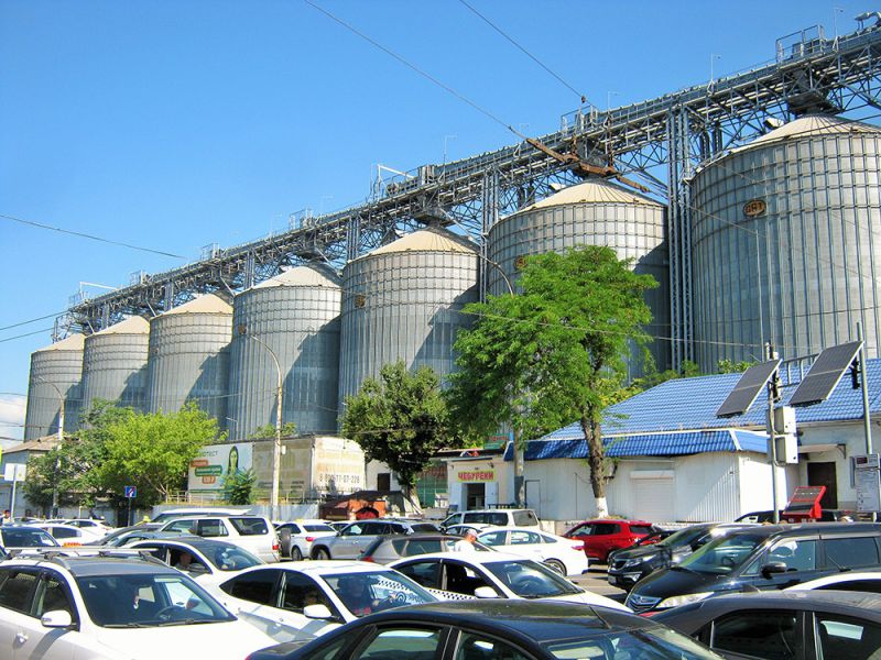 Rusia sigue bombardeando los silos de grano del puerto de Odessa