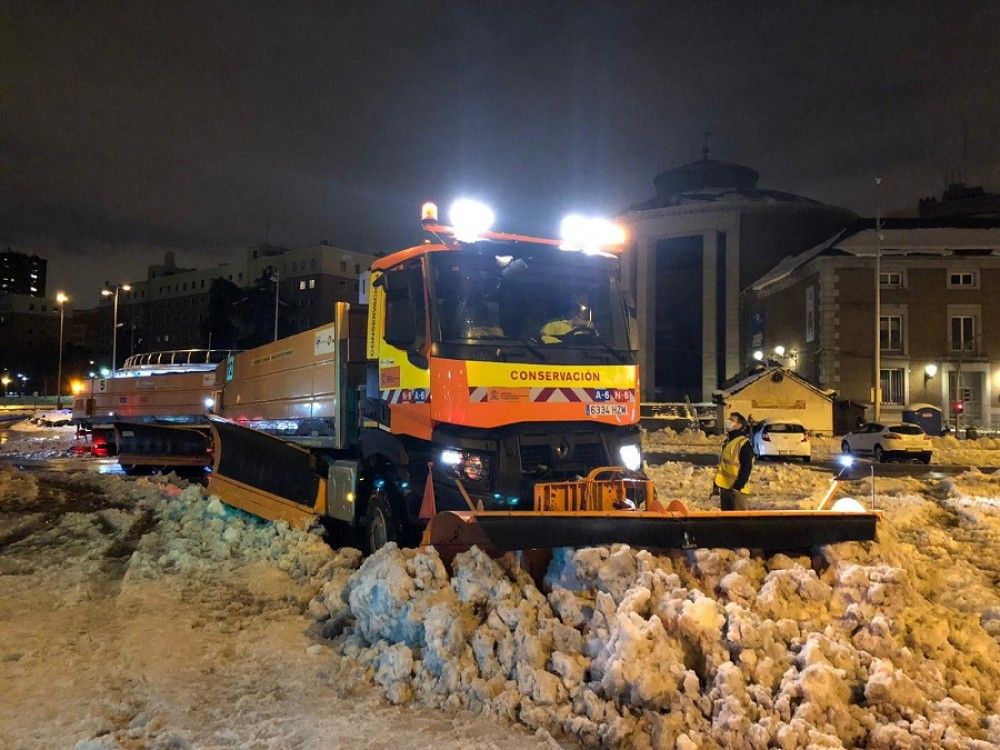El Ayuntamiento de Madrid establece un plan sistematizado para limpiar las calles de nieve